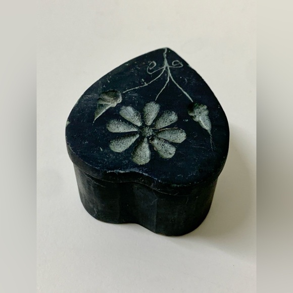 Vtg Hand Carved Soapstone Engraved Heart Shaped Lidded Relief Trinket Box - Picture 7 of 16